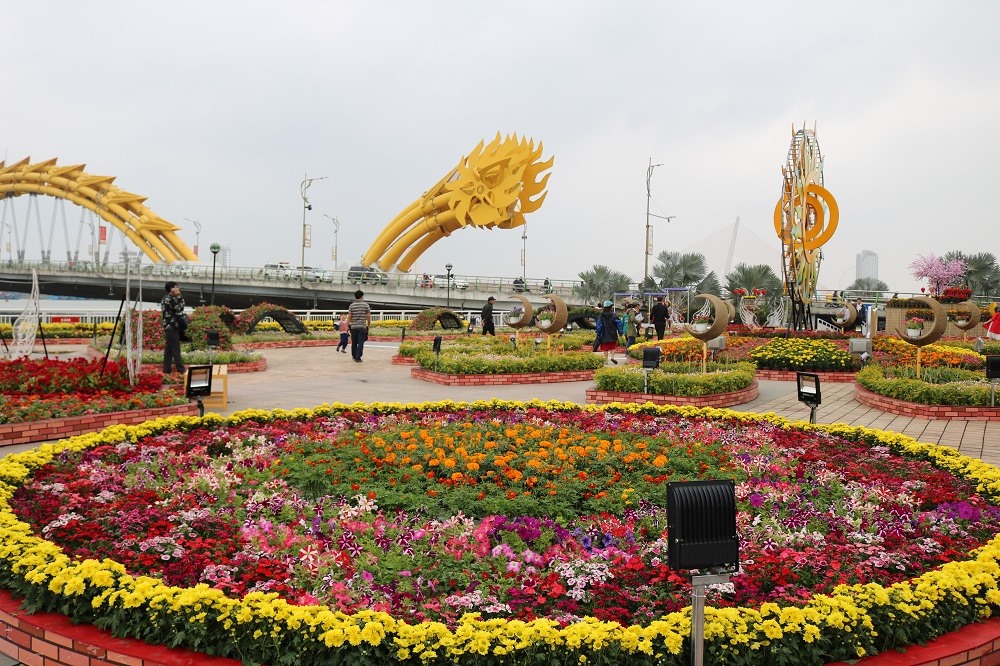 15 giờ ngày 12.2, đường hoa xuân Mậu Tuất 2018 tại Đà Nẵng chính thức khai trương và mở cửa đón chào người dân vào thăm quan thưởng lãm. “Xuân sắc màu” là tên chủ đề đường hoa xuân năm nay. Ảnh: Trâm Nguyễn