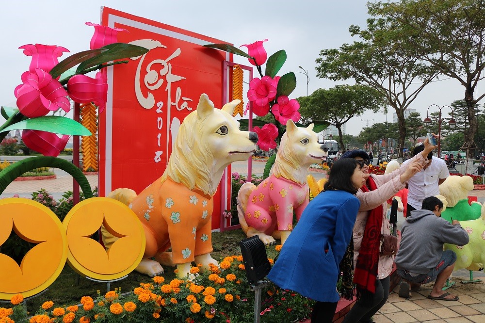 Đại cảnh “Cổng chào đón xuân” được thiết kế như một đảo linh vật năm Tuất, thể hiện khát vọng vươn xa mạnh mẽ của thành phố trong năm mới 2018. Ảnh: Trâm Nguyễn