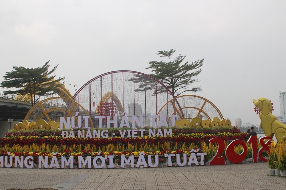 Đại cảnh “Mặt trời tỏa sáng” với thiết kế lõi Mặt trời độc đáo có thể quay theo gió là trung tâm của khu phía Bắc. Những lớp sóng được kết từ nhiều loại hoa, bên hình ảnh uốn lượn của Cầu Rồng tạo nên đại cảnh “Muôn ngàn trùng khơi”, gợi hình tượng một Đà Nẵng trẻ trung đang vươn ra biển lớn. Ảnh: Trâm Nguyễn