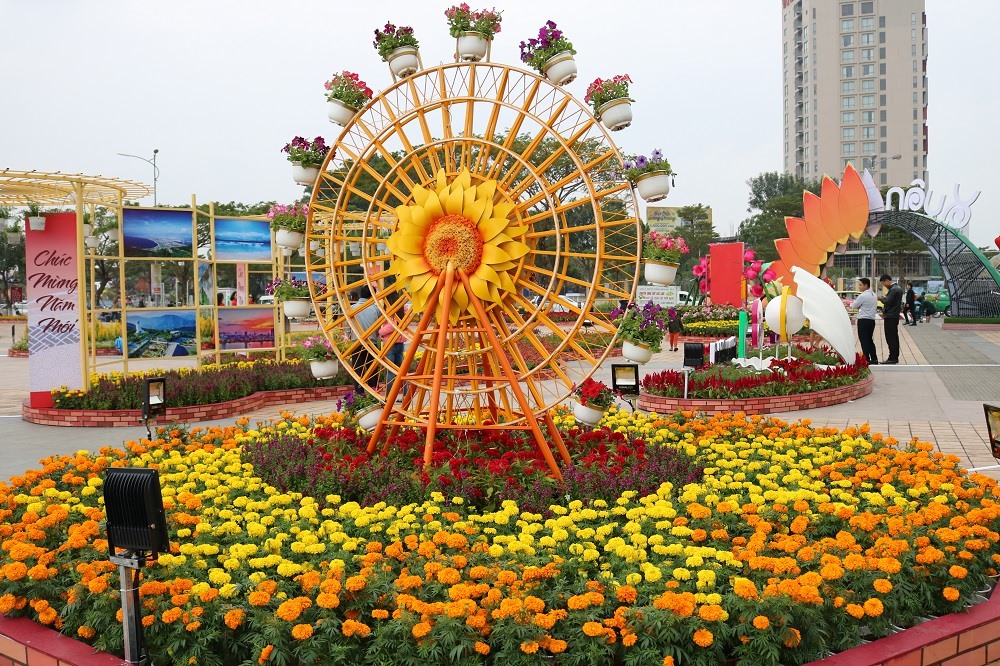 Tiểu cảnh Vòng quay Mặt trời với điểm nhấn hoa hướng dương ở giữa và tiểu cảnh thác hoa mô phỏng hai biểu tượng vòng quay Sun Wheel và đường trượt nước. Ảnh: Trâm Nguyễn