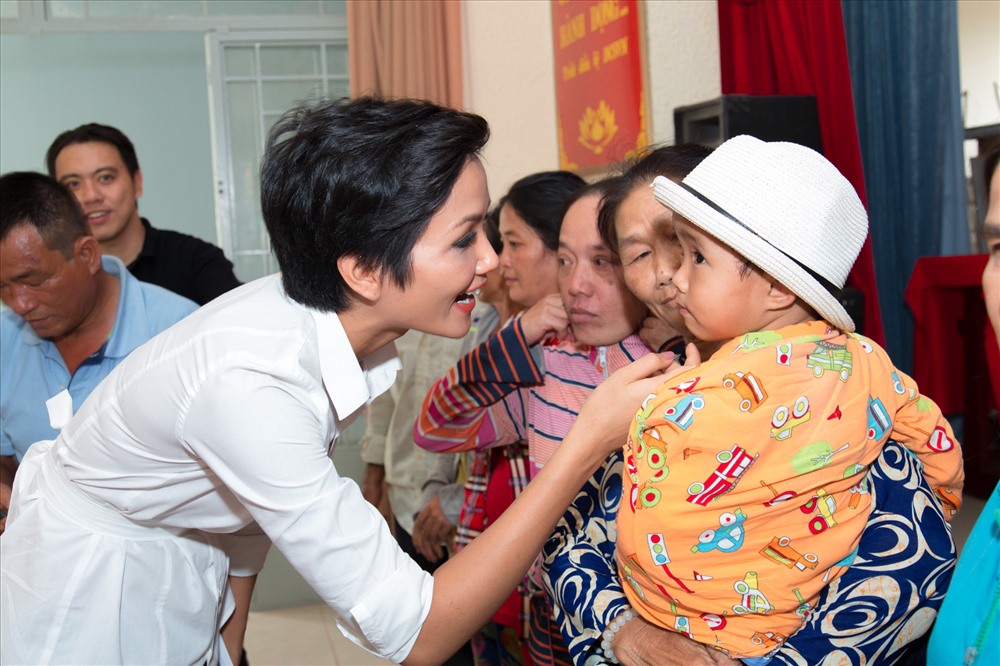 HH H'Hen Niê chúc tết bà con Long An