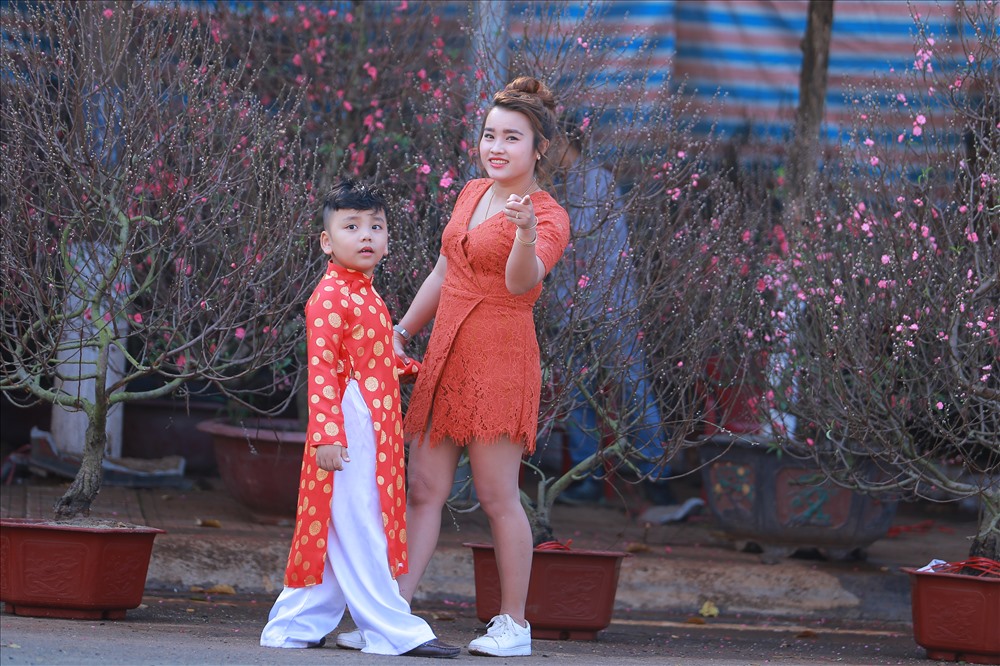 Đào Nhật Tân trồng tại Đắk Lắk được bày bán tại đường hoa ở TP. Buôn Ma Thuột.