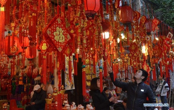 Những gian hàng bán đồ trang trí Tết khiến cả con đường tràn ngập trong sắc đỏ.