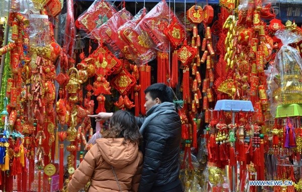 Người dân nô nức đi mua sắm đồ trang trí Tết.