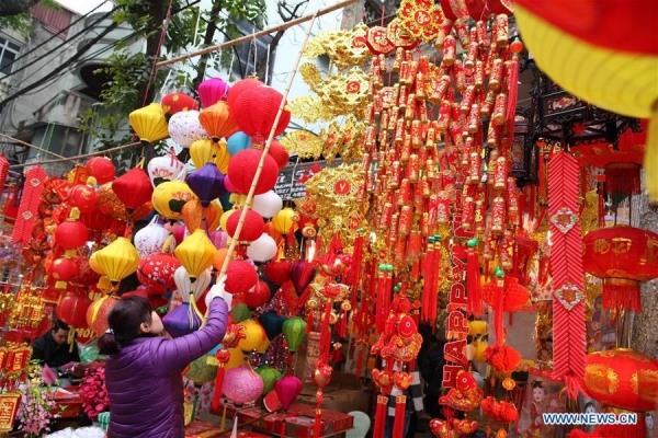 Một gian hàng khác bày bán đồ trang trí ngày Tết ở thủ đô Hà Nội.