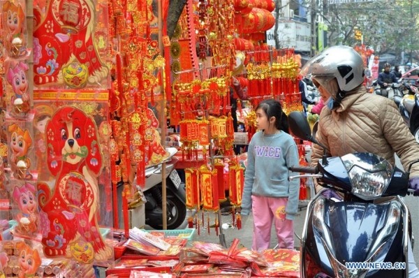 Khách hàng đang chọn đồ trang trí Tết, vài phong bao lì xì tại một gian hàng ở Hà Nội.