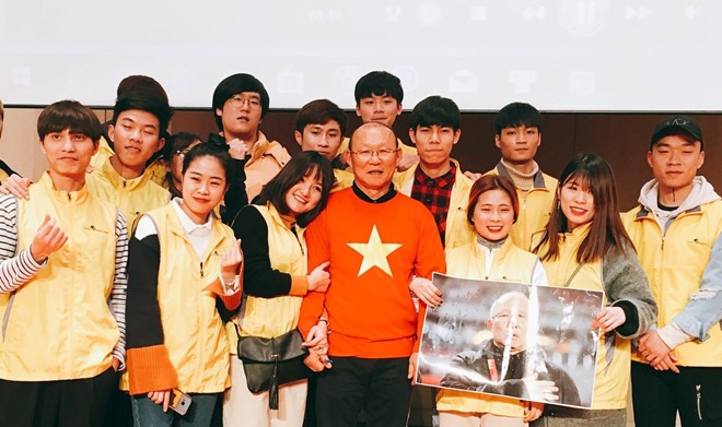 Ông Park giao lưu với CĐV Việt Nam tại Hàn Quốc.