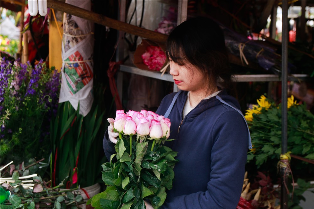 Giá cao là vậy nhưng những quầy bán hoa hồng vẫn rất chạy hàng.