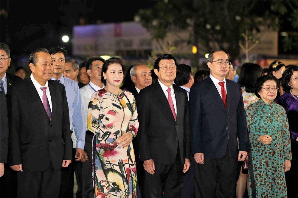 Chủ tịch Quốc hội Nguyễn Thị Kim Ngân; Phó Thủ tướng Thường trực Trương Hòa Bình; Bí thư Thành ủy TPHCM Nguyễn Thiện Nhân; nguyên Chủ tịch nước Trương Tấn Sang; nguyên Phó Chủ tịch nước Trương Mỹ Hoa cùng đại biểu tham dự buổi khai mạc đường hoa Nguyễn Huệ Tết Mậu Tuất. Ảnh: T.S
