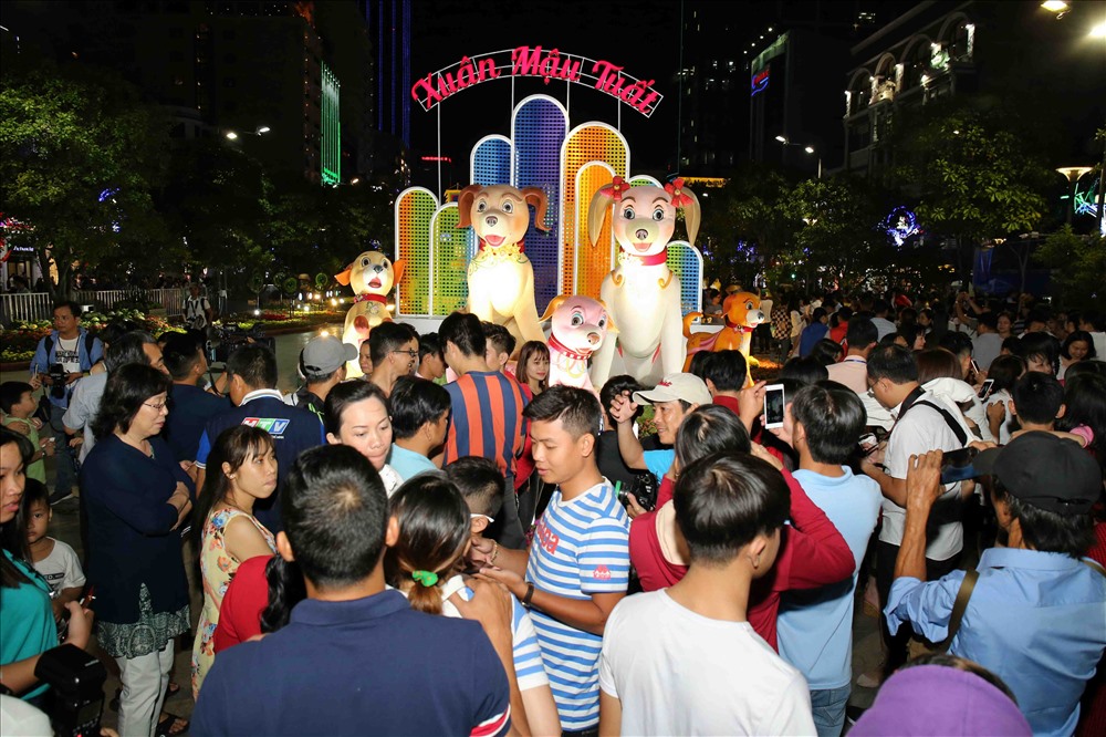 Với chủ đề “Khát vọng vươn cao”, đường hoa năm nay được thực hiện với chiều dài 720m với những đại cảnh, tiểu cảnh được sắp đặt khéo léo, mang nhiều sắc thái thể hiện đa dạng với ba phân đoạn chính thể hiện chủ đề của Đường hoa: Mùa xuân thành phố, Hội nhập và phát triển, Vươn tới tương lai. Ảnh: T.S