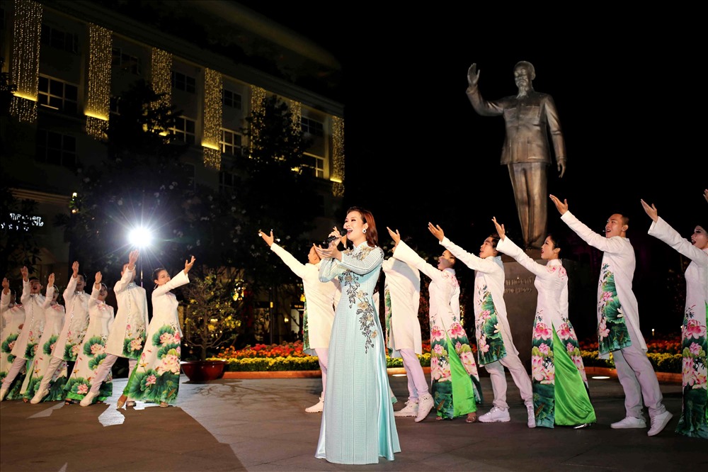 Trước khi thjwc hiện nghi thức khai mạc đường hoa là các tiết mục văn nghệ đón chào năm mới. Ảnh: T.S
