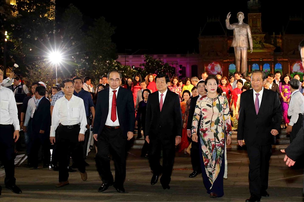 Sau nghi thức khai mạc, các đại biểu đi thăm quan đường hoa. Ảnh: T.S