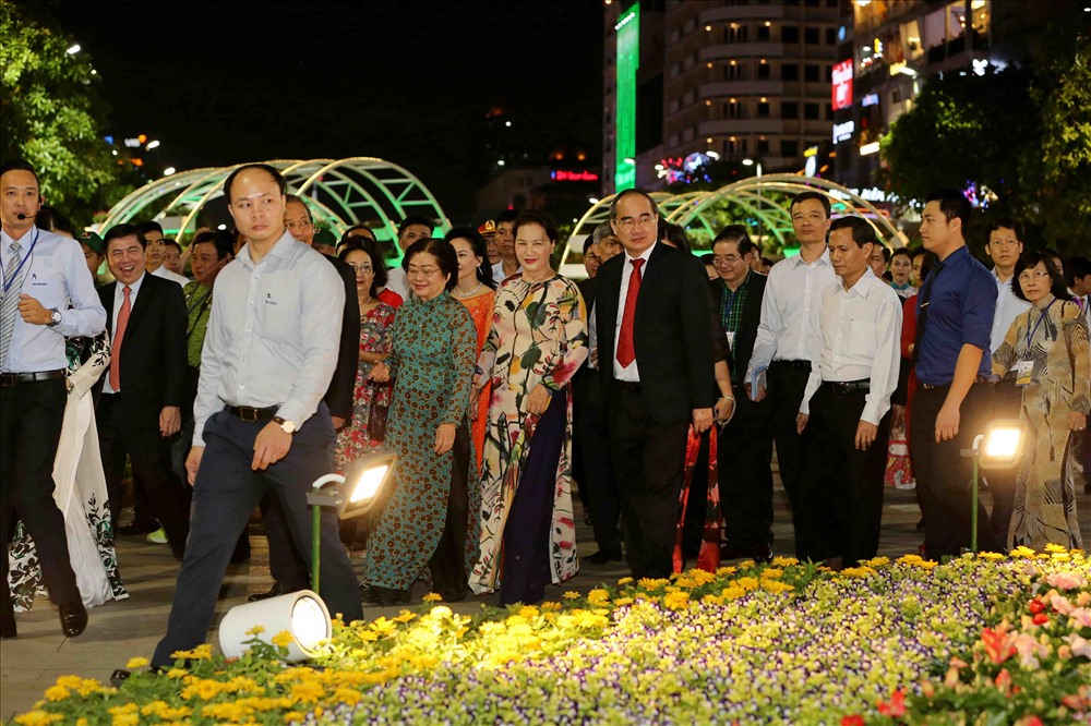 Theo bà Nguyễn Thị thu – Phó Chủ tịch TPHCM, năm nay, đường hoa Tết Mậu Tuất 2018 dựa trên nguồn cảm hứng về một thành phố đang chuyển mình mạnh mẽ, vươn xa xứng với vị thế đầu tàu kinh tế cả nước, từng bước sánh ngang với các thành phố phát triển trong khu vực. Đường hoa Nguyễn Huệ 2018 khắc họa một thành phố hiện đại phát triển, hội nhập nhưng vẫn giữ được bản sắc văn hóa trong ngày tết cổ truyền dân tộc. Ảnh: T.S