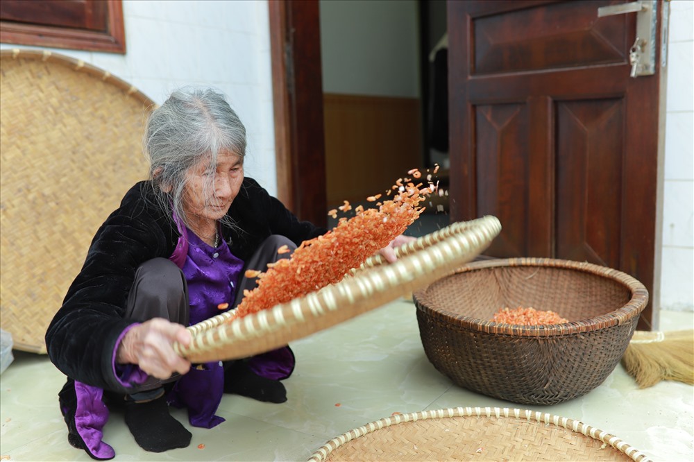 Sau khi tôm nõn khô, được làm sạch và đóng gói cẩn thận, bỏ vào tủ đông để bảo quản. Theo các chủ lò, thời gian tới họ sẽ đầu tư mở rộng nhà xưởng, mua lò sấy công nghiệp hiện đại, nâng cao chất lượng để vươn ra thị trường trong và ngoài nước. ảnh:NT