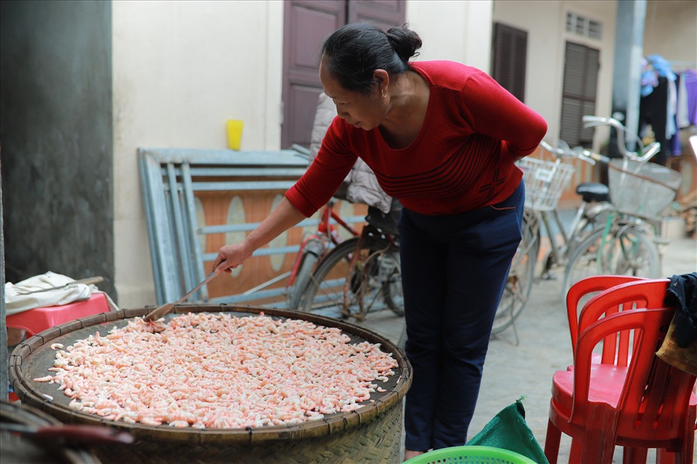Bà Cao Thị Quyến, xã Diễn Ngọc, huyện Diễn Châu - chủ xưởng sản xuất tôm nõn cho biết: Trước đây, sản phẩm này chủ yếu là món quà của những người con Diễn Châu đi xa, tiêu thụ nội tỉnh. Nay nhiều người ưa chuộng, chúng tôi đã dần mở rộng thị trường. Riêng xưởng của tôi, hàng ngày có khoảng 60 người làm, trung bình trả công 200 nghìn/người, mỗi ngày tiêu thụ gần 1 tấn tôm tươi”. ảnh:NT