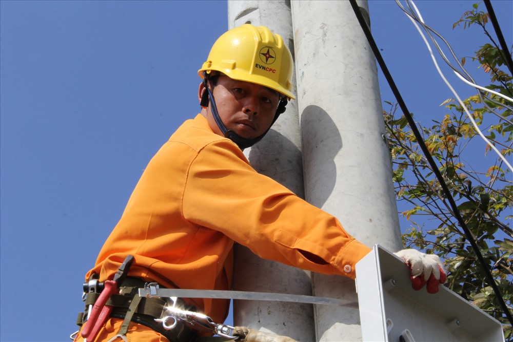 Ngành điện nỗ lực kéo điện về tận nhà để người dân trên địa bàn huyện Ea Kar được vui xuân, đón tết