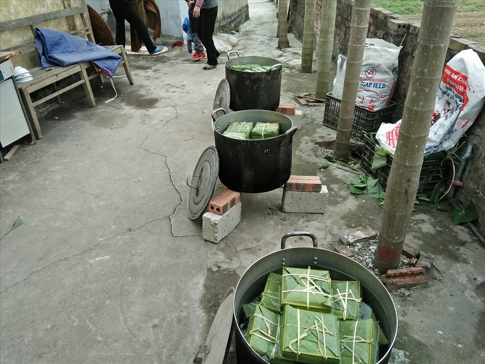 Bếp luộc được bắc bằng những viên gạch.