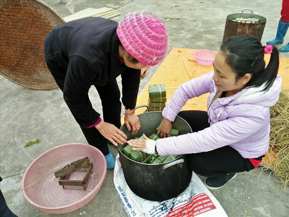 Công đoạn xếp bánh vào nồi