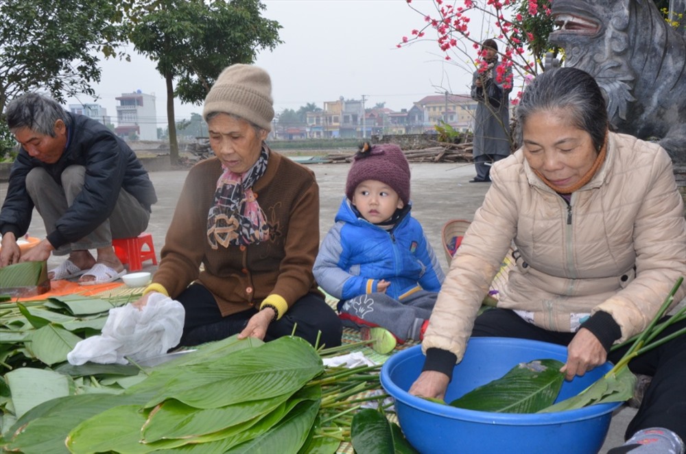 Mội người một công đoạn. Người lau lá bành, người làm đỗ, người giã gừng.