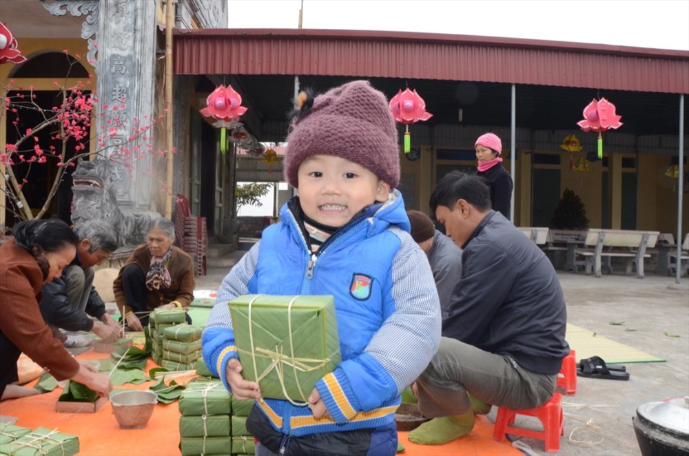 Nhiều trẻ nhỏ cũng thích thú với những chiếc bánh chưng vuông vức.