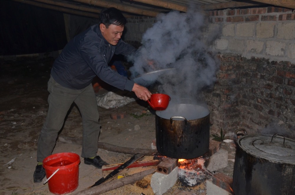 Thi thoảng chế nước cho ngập bánh.