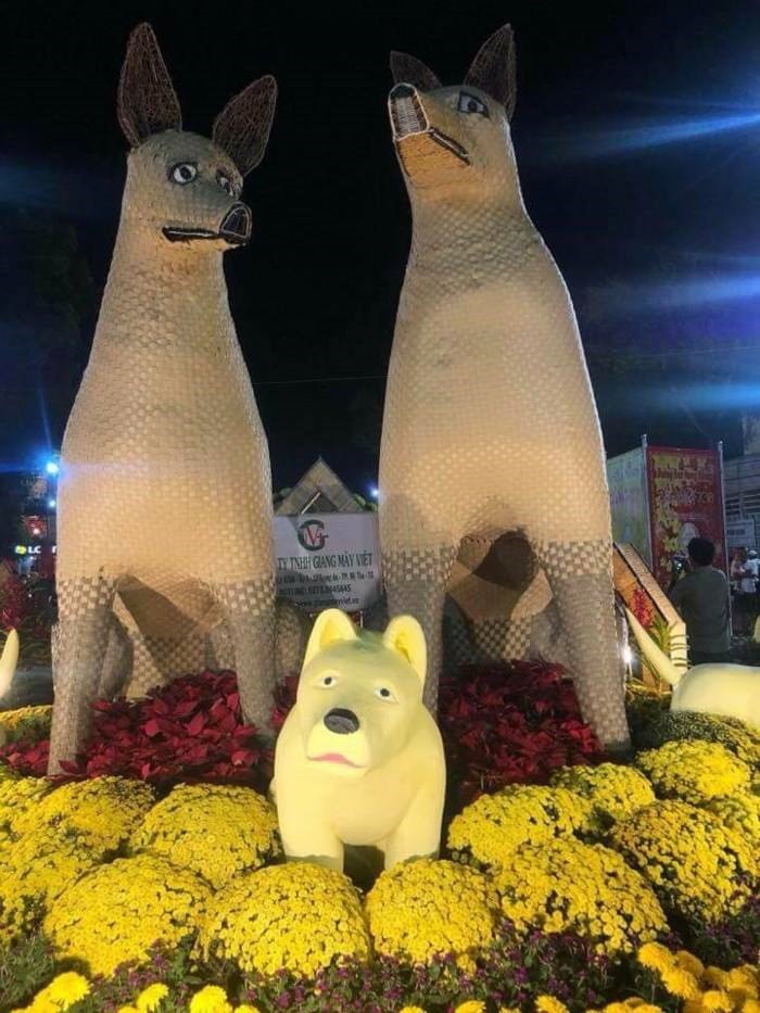 Bức ảnh 3 chú chó mặt ngơ được chụp tại một vườn hoa Tết đường Hùng Vương, thành phố Mỹ Tho, tỉnh Tiền Giang ngay từ khi xuất hiện đã gây xôn xao bởi hình thù có phần khó hiểu.