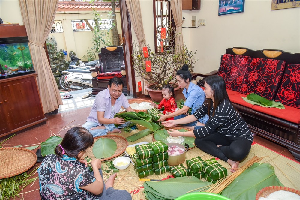 Đến hẹn lại lên, cứ mỗi dịp Tết đến, gia đình Á hậu – NSƯT Trịnh Kim Chi lại cùng quây quần gói bánh chưng chuẩn bị đón Tết. Nét truyền thống này được gia đình Trịnh Kim Chi lưu giữ trong mỗi dịp Tết cổ truyền của dân tộc. Ảnh: NVCC.