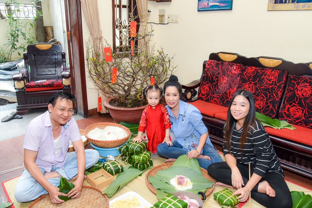 Hình ảnh gia đình Trịnh Kim Chi cùng nhau thực hiện những công đoạn gói bánh chưng, mỗi người một công đoạn thể hiện sự gần gũi và yêu thương. Với Trịnh Kim Chi thì gia đình luôn là hậu phương vững chắc, nơi trở về quan trọng và cũng đồng thời cũng là hậu phương vững chắc cho những bước tiến của chị trong sự nghiệp.