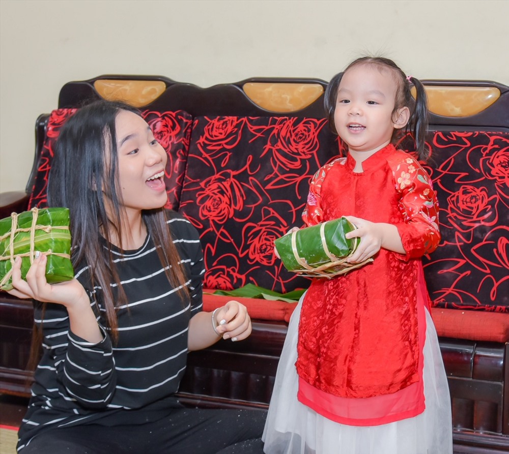 Hai cô con gái lớn Khánh Ngân ngày càng xinh đẹp, có nhiều năng khiếu nghệ thuật giống mẹ, thỉnh thoảng cũng tham gia vài vai diễn cùng mẹ trên sân khấu.