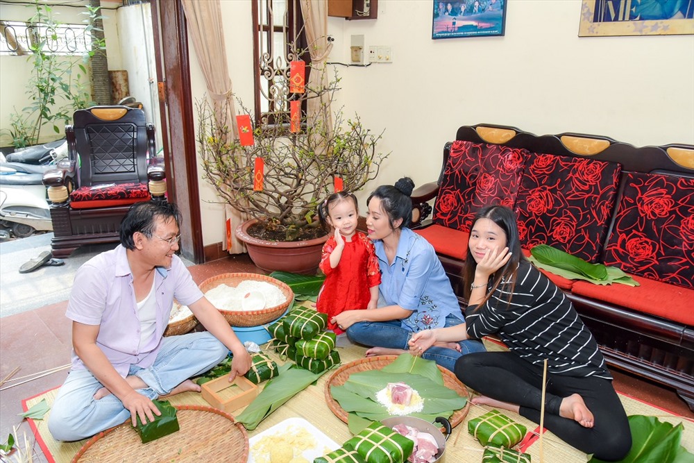 Còn nhớ vào năm ngoái, Tổng lãnh sự Mỹ tại TP.HCM - bà Mary Etta Tarnowka và con gái mặc áo dài đến nhà diễn viên Trịnh Kim Chi để học cách gói bánh chưng. Cùng là một người xa quê vào Sài Gòn lập nghiệp nhưng Trịnh Kim Chi vẫn còn giữ được nét phong tục truyền thống là gói bánh chưng vào mỗi dịp Tết.