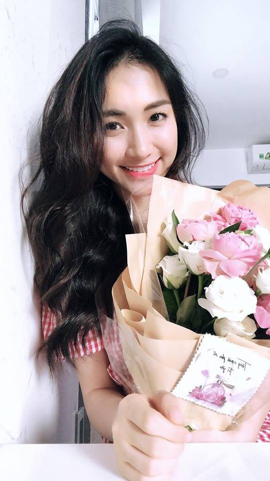 Trước tin đồn sắp “theo chồng bỏ cuộc chơi“, Hòa Minzy vẫn rạng rỡ khoe quà bạn trai tặng trong ngày lễ tình nhân