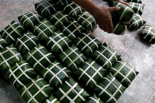 Những chiếc bánh chưng truyền thống của Việt Nam được chuẩn bị tại làng Tranh Khúc, Hà Nội.