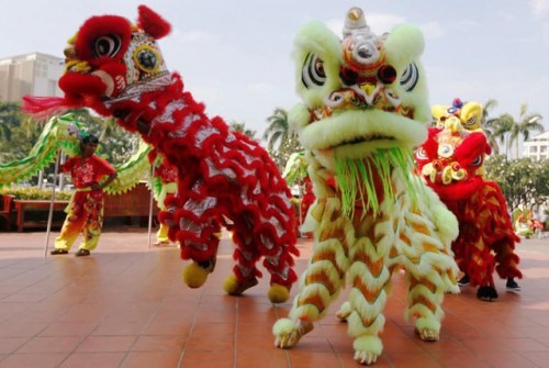 Múa sư tử chào đón năm mới tại Phnom Penh, Campuchia.