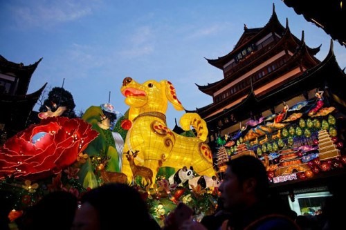 Mô hình chó khổng lồ, linh vật của năm 2018, được thắp sáng ở Thượng Hải, Trung Quốc.