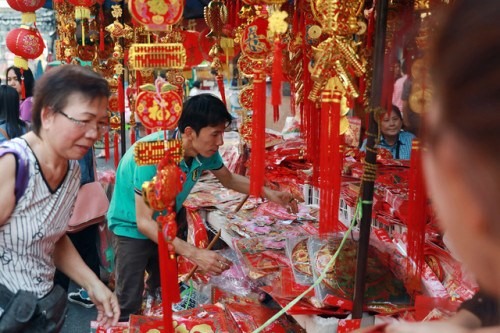 Gian hàng phục vụ nhu cầu mua sắm của người dân dịp năm mới tại Bangkok, Thái Lan.