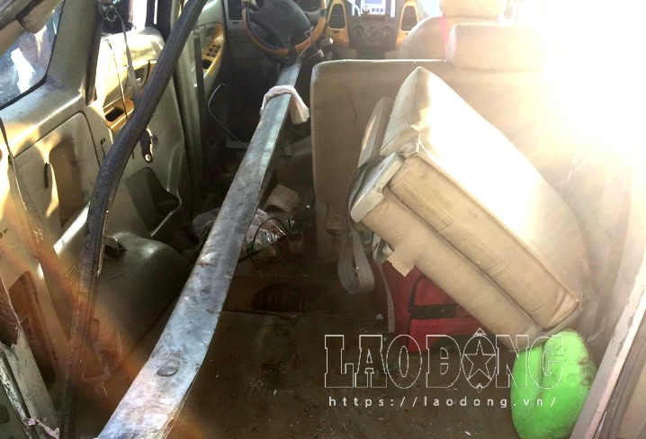 Lan can sắt bên đường đâm xuyên đầu xe từ phía trước ra phía sau.