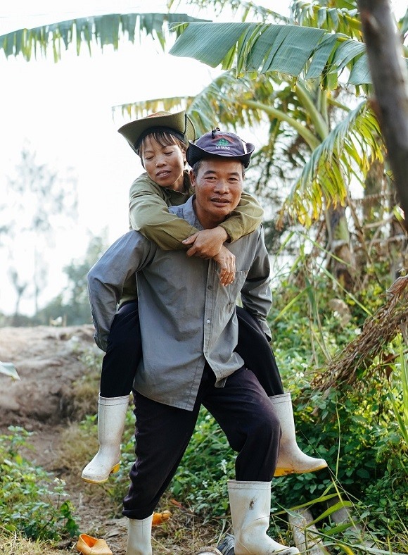 Hành động tình cảm của cặp vợ chồng.