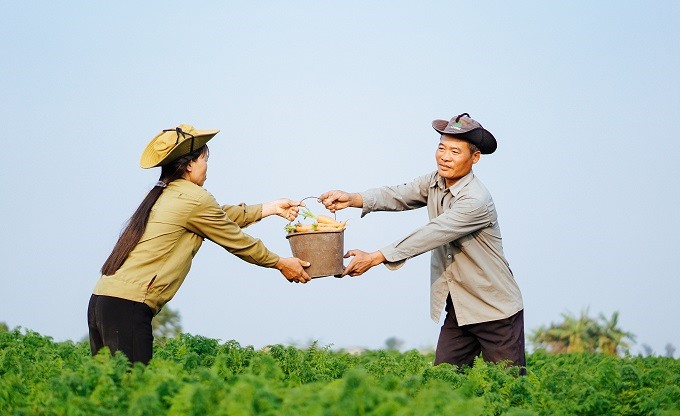 Hình ảnh thường ngày của hai vợ chồng người nồn dân.