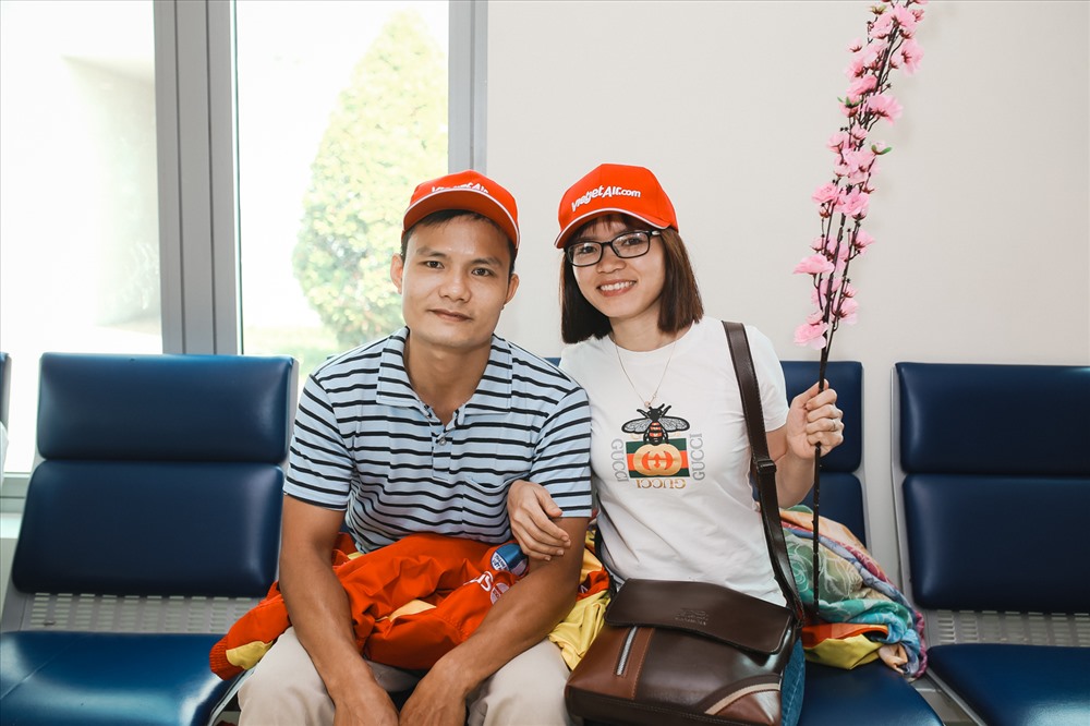 Nữ công nhân nghèo Ngô Hồng Minh cùng chồng trong lần đầu về quê chồng ăn tết.
