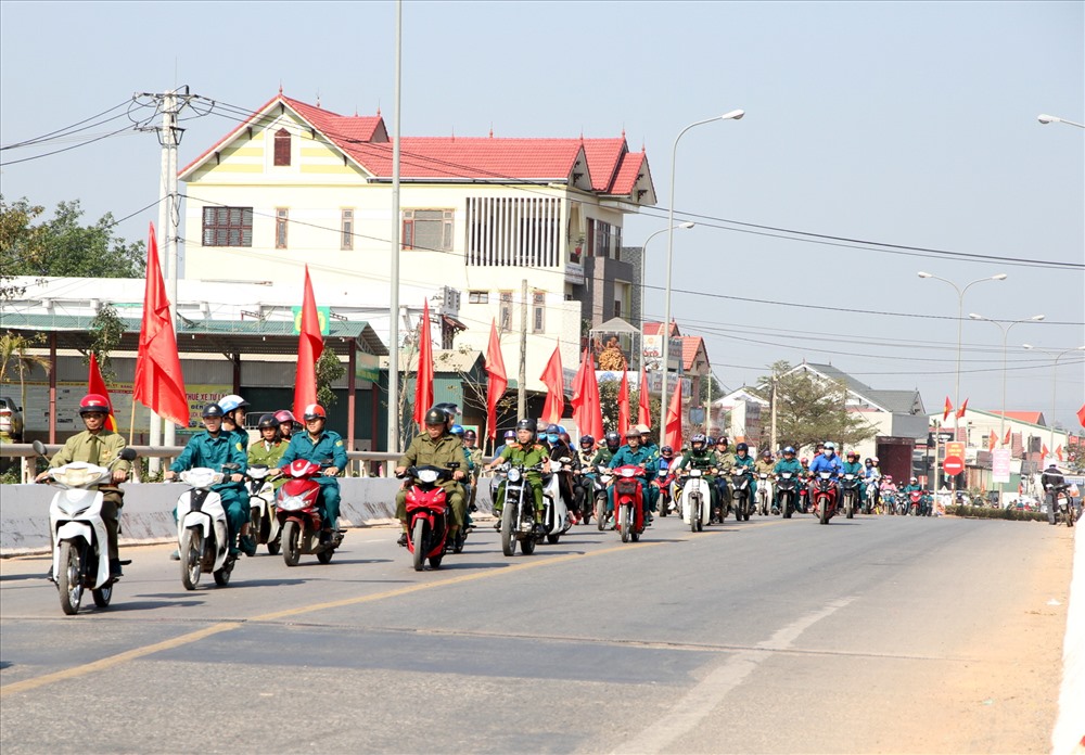 Ngoài lực lượng Công an, Biên phòng, thì dân quân tự vệ, thanh niên cũng ra quân, phối hợp với các đơn vị để đảm bảo an ninh trật tự trên địa bàn. Ảnh: Hưng Thơ.