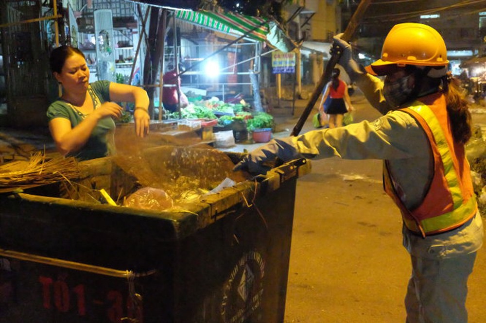 Hàng đêm, các công nhân vẫn miệt mài làm việc. Ảnh: H.H