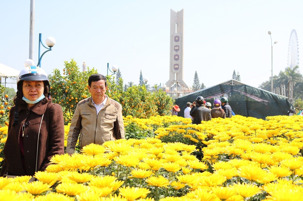 Trưa 30 tết vẫn có người “bỏ đi” dù giá hoa rẻ hơn. Ảnh: Trâm Nguyễn