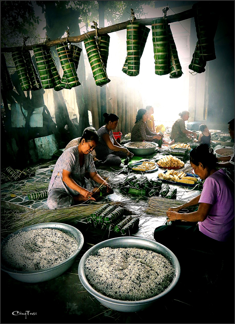 Cảnh làm bánh tét tại nhà Nghệ sĩ Ưu tú Đoàn Dự.