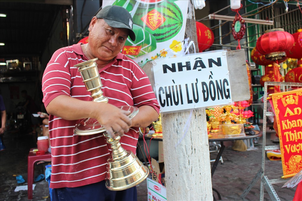 Anh Lê Hoàng Thái ăn tết lớn nhờ nghề đánh bóng lư đồng.