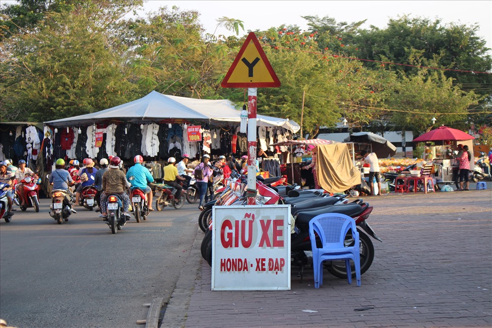 Giữ xe cũng là nghề kiếm tiền triệu mỗi ngày trong dịp tết.