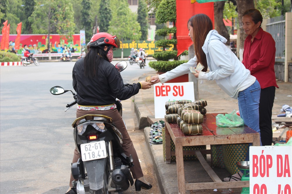 Tuy không thông dụng bằng bánh tét, nhưng nghề làm và bán bánh chưng cũng cho thu nhập cao vào dịp tết.