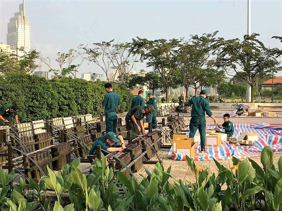 Đến chiều nay, mọi công tác chuẩn bị cho màn pháo hoa chào năm mới Mậu Tuất đã gần như hoàn tất toàn bộ. Ảnh: T.S