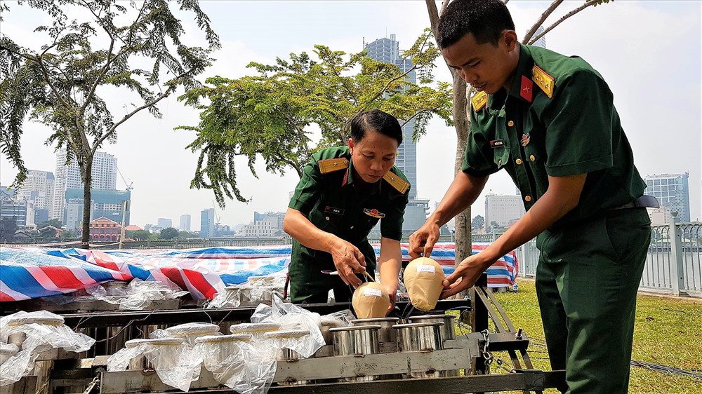 Những quả pháo đã được chuẩn bị kỹ càng trước giờ khai hỏa. Ảnh: T.S