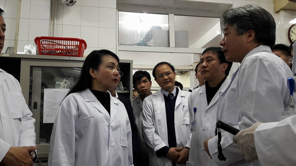 Bộ trưởng Tiến nghe báo cáo về tình hình cấp cứu tại BV HN Việt Đức (Ảnh: T.Linh)