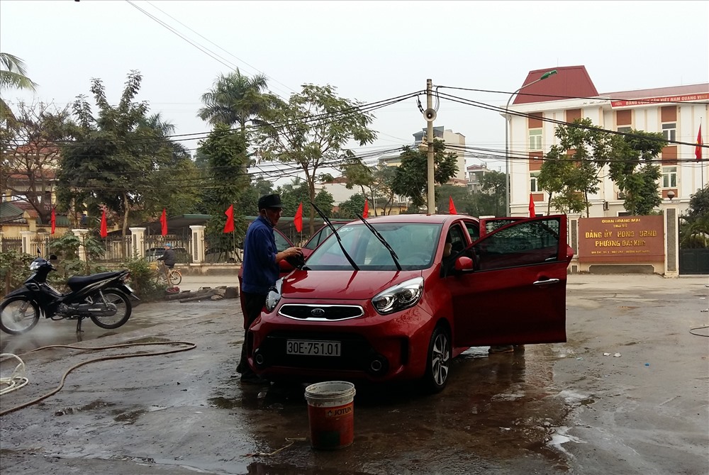 Giá rửa xe ô tô chiều 30 têt dao động từ 120 - 150 nghìn đồng/xe (Ảnh: XH)